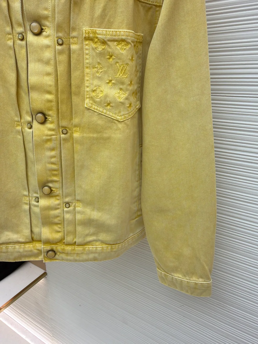 LOUIS VUITTON dyed embossed denim jacket ●Original version: Purchased and developed in 19594 ●Item number: 1681049-B65 ●Material: denim fabric ●Technology: embossed production ●Version: fitted version ●Weight: about 1049 grams ●Size: 46-48-50-52 ●Description: This style is processed through garment dyeing to create a washed retro effect, and then uses a splicing structure and hammer fixing rings to express the workwear style. Monogram embroidery adorns the sides and left patch pocket, and pearlescent buttons and rivets complete the detail. Pair it with the same style to add to your summer wardrobe. The overall wiring is straight and delicate, the fabric is comfortable and soft, and the color is consistent without color difference. It can be matched with the same style to create a fashionable look and control various occasions. Customized accessories, complete with three standards, same style for men and women!